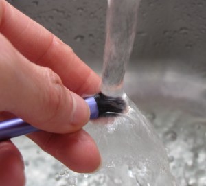 Rinsing solution out of brush